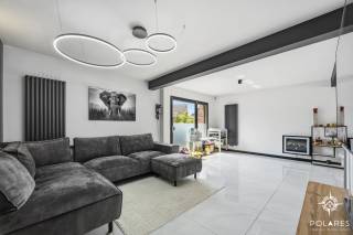 Op zoek naar een instapklare, energiezuinige woning op een toplocatie? Deze volledig gerenoveerde bel-etagewoning in het centrum combineert hedendaags wooncomfort met een gunstig EPC-label B. Winkels, scholen, openbaar vervoer en alle dagelijkse voorzieningen bevinden zich op wandelafstand.<br />De woning werd in 2023 volledig gerenoveerd. Zo werden onder meer de elektriciteit vernieuwd, nieuwe vloeren geplaatst, een moderne keuken en stijlvolle badkamer geïnstalleerd en een nieuwe condenserende gasketel voorzien. U geniet dus van een zorgeloze, instapklare woning met een laag energieverbruik.<br /><br />Indeling<br />Op het gelijkvloers vindt u een ruime inkomhal met gastentoilet en toegang tot de inpandige garage.<br />De eerste verdieping beschikt over een lichtrijke leefruimte met grote raampartijen, een gezellige eetruimte en een volledig uitgeruste keuken.<br />Op de tweede verdieping bevinden zich drie volwaardige slaapkamers en een moderne badkamer met inloopdouche.<br />De ruime zolder biedt extra opbergruimte.<br /><br />Buiten geniet u van een gezellige, privatieve tuin waar u in alle rust kunt ontspannen.<br /><br />Troeven:<br />EPC B – energiezuinig / volledig gerenoveerd in 2023 / elektriciteit conform / nieuwe condensatieketel op gas / inpandige garage / handige zolder / gezellige tuin met veel privacy / centraal gelegen. <br /><br />Absoluut een bezoek waard! Interesse? <br />Contacteer Noémi via 0487 26 33 96 of noemi@polares.eu voor meer informatie of een bezoek.