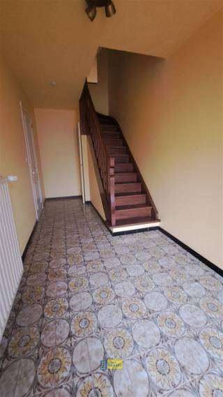 Op te frissen belle étage woning gelegen in een rustige woonwijk nabij uitvalswegen richting Antwerpen.Deze woning is voorzien van een oprit voor één...