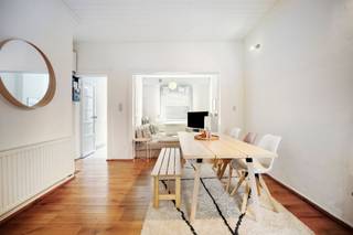 <p><span>Deze gesloten woning biedt een fijne combinatie van licht, ruimte en potentieel.</span></p><p><span>De woning beschikt over een lichtrijke living waar het natuurlijke daglicht zorgt voor een aangename en gezellige leefruimte. Verder zijn er 2 slaapkamers, ideaal voor een gezin, koppel of wie graag over een extra kamer beschikt.</span></p><p><span>Een bijkomende troef is de ruime zolderruimte. Deze biedt heel wat mogelijkheden en kan, afhankelijk van de gewenste inrichting, worden ingericht als extra slaapkamer(s), bureau, hobbyruimte, speelkamer of polyvalente ruimte.</span></p><p><span>Ook de tuin is een mooie troef van deze woning. Hier kan je genieten van de buitenruimte en naar eigen smaak een gezellige plek creëren om te ontspannen.</span></p><p><span>Deze woning vormt een mooie basis voor wie op zoek is naar een woning in Mechelen en graag de beschikbare ruimtes optimaal wil benutten en naar eigen wensen wil inrichten.</span></p><h3><span>Troeven</span></h3><ul><li><span>Gelegen in Mechelen</span></li><li><span>Lichtrijke living</span></li><li><span>2 slaapkamers</span></li><li><span>Ruime zolderruimte met mogelijkheden</span></li><li><span>Mogelijkheid tot extra slaapkamer(s), bureau of hobbyruimte</span></li><li><span>Aangename tuin</span></li><li><span>Verschillende mogelijkheden om de woning naar eigen smaak in te richten</span></li></ul><p><span> </span></p><p><span>Een woning met ruimte en potentieel, ideaal voor wie op zoek is naar een woning die kan meegroeien met zijn of haar wensen. Zeker een bezoek waard!</span></p><p><span> </span></p><p><span>Interesse? Neem gerust contact op voor meer informatie of een bezoek ter plaatse.</span></p>