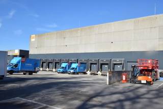 <strong>Hoogstapelmagazijn met 12 laadkades </strong>in industrie <strong>Terbekehof</strong> te <strong>Wilrijk</strong>. Op een afgesloten omheind terrein van 20.000m2 bevindt zich dit high-end distributie centrum, toegankelijk via automatische poorten. Het magazijn volledig uitgerust met <strong>sprinklerinstallatie </strong>en <strong>CCTV </strong>bewaakt en <strong>fotovoltaïsch systeem </strong>op het dak. Strategisch gelegen aan de <strong>A12 </strong>te Wilrijk, met gemakkelijke toegang naar Antwerpen, Brussel en de Antwerpse Ring. Parkeergelegenheid op het terrein zelf.