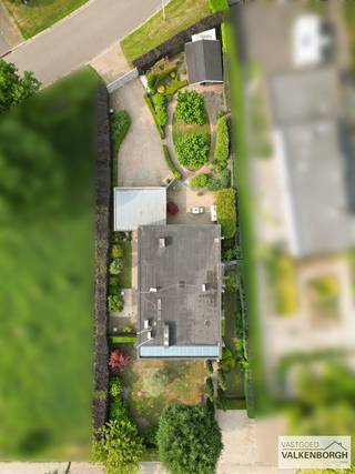 <span>CONTACT </span><br /><span>Jeroen Vandormael: jeroen@vastgoedvalkenborgh.be | 0498/05.76.72 </span><br /><br />In een prachtige, groene omgeving aan de rand van Hasselt wacht deze uitzonderlijke eigendom op een nieuwe eigenaar met oog voor stijl, ruimte en mogelijkheden. Dit is geen gewone woning, maar een architecturaal statement – ontworpen met visie, gebouwd met integriteit en onderhouden met zorg. <br /><br />Deze unieke villa werd ontworpen door de gerenommeerde architect Dolf Nivelle, wiens signatuur duidelijk aanwezig is in de tijdloze en expressieve architectuur van het pand. Zijn stijl komt tot uiting in de combinatie van robuuste materialen, heldere lijnen en een indrukwekkend gevoel voor licht en ruimte. <br /><br />De woning bevindt zich op een discreet perceel van 9are 57ca, volledig omheind en bereikbaar via twee toegangswegen. Deze dubbele bereikbaarheid maakt het geheel bijzonder functioneel, zeker voor wie op zoek is naar een combinatie van wonen en professioneel gebruik. Aan de voorzijde van de woning is er een ruime oprit die plaats biedt aan meerdere wagens – ideaal voor bezoekers, cliënten of patiënten. De achterzijde, discreet bereikbaar via de Sluisstraat, biedt een afzonderlijke toegang met parkeermogelijkheden voor bewoners of medewerkers, wat zorgt voor een vlotte en gescheiden circulatie tussen privé en professioneel gebruik. <br /><br />INDELING: <br />De indeling is doordacht en getuigt van een duidelijke scheiding tussen het residentiële en het professionele gedeelte. Op de bovenverdieping ontvouwt zich een sfeervolle woonomgeving met overvloedig daglicht, grote raampartijen, warme houten vloeren, een gezellige haard en een elegante veranda die uitkijkt op het groen. De keuken is royaal en sluit naadloos aan op de leefruimte. Drie comfortabele slaapkamers, een badkamer, apart gastentoilet en een praktische berging maken het woongedeelte compleet. <br /><br />De benedenverdieping is opgedeeld in meerdere, recent vernieuwde ruimtes die vandaag als kantoren worden gebruikt. Denk aan een wachtruimte, kitchenette, aparte inkom en sanitaire voorzieningen – ideaal voor vrije beroepen, creatieve studio’s of andere professionele activiteiten. Uiteraard biedt deze verdieping ook potentieel voor alternatieve invullingen zoals een praktijk aan huis, een aparte leefunit voor inwonende ouders of een co-housing concept. <br /><br />Wat deze villa onderscheidt, is de esthetische coherentie van het geheel. Elk detail straalt authenticiteit uit, zonder in te boeten op hedendaags comfort. De architectuur is puur en krachtig, met materialen die de tand des tijds moeiteloos hebben doorstaan: natuursteen, hout, staal – alles in balans, alles met een verhaal. <br /><br />Buiten wordt dit gevoel doorgetrokken: een perfect onderhouden tuin, een ruim zonneterras met westelijke oriëntatie, een oprit naar een carport, én een aparte wellnesshoek met sauna – een plek waar ontspanning en rust vanzelfsprekend zijn. <br /><br />De locatie vormt een absolute troef: op enkele minuten van het bruisende centrum van Hasselt en tegelijkertijd aan de rand van een uitgestrekt natuurgebied. Wandelaars, fietsers en rustzoekers kunnen hun hart ophalen in de nabijgelegen vijvers, bossen en parken. Tegelijk is de visibiliteit en bereikbaarheid voor professionele doeleinden optimaal – een zeldzame combinatie. <br /><br />TROEVEN: <br />- architecturale signatuur van Dolf Nivelle <br />- flexibele indeling met aparte toegang voor praktijk/kantoor <br />- gerenoveerde benedenverdieping met professionele infrastructuur <br />- groene, rustgevende ligging tussen stad en natuur <br />- dubbele toegang – ideaal voor privé en professioneel verkeer <br />- zuidwestgericht terras en aparte sauna-unit <br />- strategische ligging nabij Bokrijk, Kiewit en Hasselt centrum <br />- potentieel voor kangoeroewonen, co-housing of zorgwoning <br />- uitstekend onderhouden en instapklare staat <br />- fraai aangelegde, groene tuin <br />- royale parkeergelegenheid voor bewoners én bezoekers <br />- perfect geschikt voor de uitoefening van een vrij beroep dankzij de doordachte indeling <br /><br />BEKNOPT:<br />Bewoonbare opp: 282 m² <br />Opp. Perceel: 9a 57ca <br />EPC: 458 kWh / (m² jaar) <br />Jaar einde opbouw: 1962 <br />KI: 1899 euro <br /><br />Meer info: www.vastgoedvalkenborgh.be <span>of via 0498/05.76.72 </span>