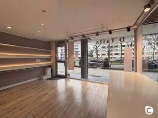<p><span>Dit handels gelijkvloers is momenteel ingericht als een stijlvolle kledingwinkel en biedt een uitstekende commerciële opportuniteit.</span></p><p><span> </span></p><p><span>De ruimte beschikt over een ruim en bijzonder zichtbare etalage, ideaal om producten aantrekkelijk te presenteren en maximale aandacht van voorbijgangers te trekken.</span></p><p><span> </span></p><p><span>Dankzij de grote glaspartijen geniet het pand van veel natuurlijke lichtinval, wat bijdraagt aan een aangename en uitnodigende sfeer.</span></p><p><span> </span></p><p><span>Gelegen in een levendige laan met veel passage, profiteert dit pand dagelijks van een stroom aan potentieel klanten.</span></p><p><span>De commerciële ligging zorgt voor een sterke visibiliteit en bereikbaarheid, wat het uitermate geschikt maakt voor detailhandel of andere commercieel activiteiten.</span></p><p><span> </span></p><p><span>Bovendien bevindt het openbaar vervoer zich in dichte nabijheid, wat zorgt voor een vlotte bereikbaarheid.</span></p><p><span> </span></p><p><span>Achteraan is er een kleine extra ruimte, ideaal te gebruiken als stock age ruimte, bureau of kitchenette.</span></p><p><span> </span></p><p><span>Huurprijs en beschikbaarheid:</span></p><p><span>Huurprijs: €1.225,00 / maand</span></p><p><span>Maandelijkse kosten: €175,00 / maand - eigen verbruik water inbegrepen</span></p><p><span>Beschikbaarheid: 1/08/2026</span></p>