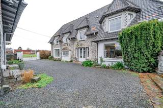 Karakteristiek huis – 227 m2 woonoppervlak + cabriolet bijgebouw – Cachet en uitzonderlijk potentieelAchter de gevel met tijdloze charme staat een...