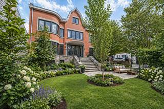 We Invest Ciney Haute-Meuse presenteert u een UITZONDERLIJKE kans in het hart van Ciney! Dit prachtige herenhuis met een woonoppervlakte van meer...