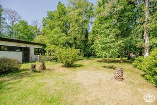 Residentieel, rustig en in het groen gelegen te renoveren gelijkvloers woning of bouwgrond, met o.a. open lichte leefruimte, 3 slaapkamers, 1...