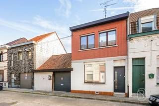 Woning met zeer mooie leefruimtes, uitstekend gelegen in een doodlopende straat.BEGANE GROND.Een hal die toegang geeft tot een kantoor, dat ook ideaal kan dienen als slaapkamer, een grote leefruimte met een woonkamer en een ruime, ingerichte keuken, een apart toilet, een ruime garage met plaats voor twee auto's.VERDIEPING.Een overloop die toegang geeft tot twee slaapkamers, evenals een badkamer met een bad, een douche, een wastafelmeubel en een toilet.ZOLDER.Een grote extra slaapkamer met een toilet en een wateraansluiting, ideaal om er een extra badkamer in te realiseren.BUITEN.Een terras dat uitkomt op een kleine tuin zonder inkijk, met een zeer gunstige ligging.