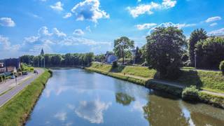 Een zeer goed onderhouden, instapklaar en recent gelijkvloersappartement (EPC: B) met oa. 2 slaapkamers, 2 terrassen, badkamer met ligbad en inloopdouche, een garagestaanplaats en kelder, welgelegen aan het kanaal op wandelafstand van het centrum van Halle ! <br /><br />Op het gelijkvloers: inkomhal, toilet, leefruimte/eetplaats met open ingerichte(35.00m² - dubbel verlek, inductie kookplaat, dampkap, vaatwasser, koelkast, oven), berging/wasplaats, nachthal, badkamer (ligbad, inloopdouche, wastafel met meubel), 2 slaapkamers (13.25 / 8.00m²)<br />Verder: 2 recent vernieuwde en ruime terrassen met aangenaam uitzicht op kanaal & groenzone, garagestaanplaats, kelder.<br /><br />Buitenschrijnwerk PVC dubbel glas - Individuele centrale verwarming op aardgas condensatieketel <br />EPC: 157 kWh/m² - label B<br />Kadastraal inkomen: 964 EUR<br />Elektrische installatie volledig conform tot 2036!<br />Nutsvoorzieningen: waterverzachter, ventilatiesysteem, fietsenstalling<br />Gemeenschappelijke lasten: +- 140 euro/maand - Lift in het gebouw<br />Stedenbouwkundige inlichtingen in aanvraag.<br />Vg/Groengebied/Gmo/Vkr/Gvv<br />Instelprijs: 395.000 EUR!!!