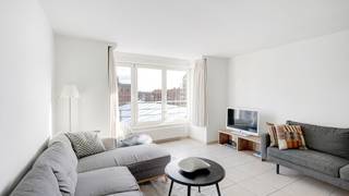 In de Lippenslaan, op wandelafstand van zee en strand, bieden wij dit energiezuinig, instapklaar appartement met 2 slaapkamers op de derde verdieping met open zicht te koop aan. Gelegen in het bruisende hart van Knokke, geniet u van alle wooncomfort met tal van winkels, restaurants en voorzieningen binnen handbereik. Het betreft een volledig gemeubeld appartement in een recent, kleinschalig gebouw met slechts één appartement per verdieping. <br /><br />Indeling:<br />Inkom, gastentoilet, leefruimte met zithoek en eetplaats, open keuken, hal met berging/wasplaats, slaapkamer met badkamer (ligbad, lavabo en toilet), tweede slaapkamer met douchekamer. Achteraan is er een aangenaam terras met middag- en avondzon.<br /><br />Nieuwe gascondensatieketel werd geplaatst. <br /><br />Kelderberging, fietsenstalling en vuilnislokaal. <br /><br />Bekijk de video op www.avantimmo.be<br /><br />Bezoeken? Graag na afspraak met Avantimmo op het nummer 050 62 50 55