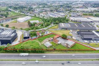 Industrial land for sale of approximately 9,005m² located along the E403 motorway in Izegem with a width along the highway of +/- 200 m.Plot...