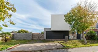 Certaines maisons se sentent bien dès le premier pas. Cette maison exclusive, située à Saint John, dans un tel endroit ! Un design sophistiqué dans lequel des matériaux de haute qualité et les dernières techniques, telles que le chauffage par le sol (en dessous et en haut), les panneaux solaires et le label EPC A, rendent tout simplement le quotidien plus agréable. <br /><br />À l'intérieur, tout tourne autour de la lumière et de l'espace. L'espace de vie est doté de spacieuses fenêtres en aluminium qui rendent tangible le lien avec le jardin. Avec 4 chambres (dont 1 avec dressing), un bureau séparé et un double garage intérieur, la maison dispose de beaucoup d'espace. <br /><br />Et puis il y a le jardin. Grâce à l'orientation sud, vous pourrez profiter de chaque rayon de soleil, tandis que la piscine extérieure chauffée vous invite à profiter de longues journées d'été. Ajoutez à cela son emplacement privilégié, près de l'autoroute A19, et vous savez que c'est une opportunité unique. <br /><br />GÉNÉRAL : <br />- Chauffage au sol au gaz naturel (chaudière à condensation), inférieur et supérieur <br />- Étiquette EPC A <br />- Inspection électrique à blanc<br />- Maison sans danger pour l'amiante<br />- Connexion extrêmement fluide à l'A19 <br />- Piscine extérieure chauffée par pompe à chaleur<br />- Cuisine haut équipée avec spacieuse buanderie attenante et cave<br />- Panneaux solaires disponibles (8 840 wc) <br />- Garage double avec possibilité de salle de douche séparée <br />- Belle porte en fonte avec verre cathédrale <br />- Beaucoup d'espace de stationnement sur le côté est de la maison.<br /><br /><br /><br />Registre des mesures: non<br /><br />Les images générées par l’IA sont fournies en guise d'inspiration. Elles ne tiennent pas compte des spécifications techniques, ni des renseignements urbanistiques, ni des possibilités concrètes de réalisation.