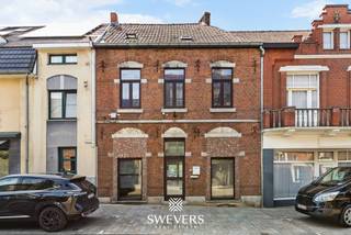 Voor meer info en foto’s, surf naar www.swevers.be – Ontdek dit te renoveren handelshuis met appartement aan de Koolmijnlaan 6 in Beringen. Deze eigendom uit 1899 combineert een handelsruimte met een ruime woongelegenheid en biedt tal van mogelijkheden voor ondernemers die wonen en werken willen combineren of voor investeerders. Een extra troef is de praktische achtertoegang, die zorgt voor een vlotte bereikbaarheid. Het handelspand beschikt over een bureauruimte/handelsruimte van 23,43 m² met uitbreiding tot 14,69 m², een keuken, een afzonderlijk toilet en een opslagruimte, ideaal voor diverse commerciële activiteiten. Het appartement omvat een inkomhal, een woonkamer, een keuken, een badkamer op het eerste verdiep. Op de tweede verdieping bevinden zich nog drie slaapkamers, waardoor de woning geschikt is voor een gezin of een combinatie van wonen en thuiswerken. Daarnaast zijn er een kelder en zolder die extra opslagruimte bieden. De eigendom ligt op een perceel van 1 are en biedt dankzij de renovatiemogelijkheden alle kansen om het pand volledig naar eigen smaak en hedendaags comfort in te richten. De centrale ligging is een bijkomend pluspunt. De snelweg ligt op 3,5 km, openbaar vervoer op 80 meter, scholen op 600 meter, restaurants op 250 meter, winkels op 700 meter en recreatiemogelijkheden op 1,8 km. Zo geniet u van een vlotte bereikbaarheid en alle voorzieningen binnen handbereik. Voor meer informatie, bel 011 255 155. Bron bewoonbare oppervlakte: EPC – verslag.