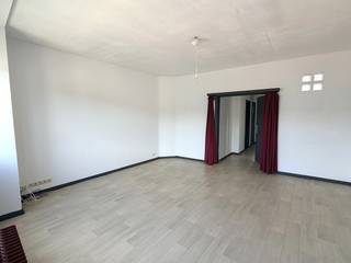 Dit appartement op de derde verdieping biedt een aangename woonomgeving met veel licht en een uitstekende bereikbaarheid.<br />De inkomhal geeft toegang tot de lichtrijke leefruimte, die dankzij de grote raampartijen een open en aangenaam gevoel creëert.<br />Aan de achterzijde, met zicht op groen, bevindt zich de ingerichte keuken, die praktisch is ingericht en alle basiscomfort biedt.<br />Verder beschikt het appartement over één slaapkamer en een badkamer met bad, lavabomeubel en aansluiting voor een wasmachine. Een apart toilet en een zeer ruime berging (eventueel kamer/bureau) zorgen voor extra gebruiksgemak.<br />Het zuidgericht terrasje geniet van een mooi open vergezicht en is een fijne plek om te ontspannen.<br />De ramen werden recent vernieuwd, wat bijdraagt aan het wooncomfort. Het appartement vraagt wel om enkele lichte opfrissingswerken, waardoor je de mogelijkheid hebt om het volledig naar eigen smaak te moderniseren. Daarnaast is er een gemeenschappelijke fietsenstalling en hoort er een private staanplaats bij het appartement, inbegrepen in de verkoop.<br />De ligging is bijzonder gunstig, in de onmiddellijke nabijheid van UZ Leuven en Imec, met scholen, winkels en openbaar vervoer op wandelafstand.<br />Een interessante opportuniteit voor zowel eigen bewoning als investering.  Lage gemeenschappelijke kost !