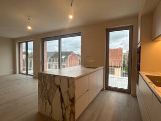 Pal in het centrum van Zonhoven, in Residentie De Kwint, wacht dit energiezuinige nieuwbouwappartement op de 2de verdieping op zijn nieuwe...