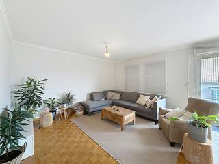 Dit zeer ruim en lichtrijk appartement met 3 slaapkamers is op zoek naar nieuwe bewoners! Ben jij op zoek naar een gezellig appartement in Deerlijk? Dan is deze topper iets voor u!<br /><br />INDELING<br /><br />- inkomhal<br />- toilet<br />- lichtrijke leefruimte<br />- open keuken <br />- slaapkamer 1<br />- slaapkamer 2<br />- slaapkamer 3<br />- badkamer voorzien van dubbele lavabo, douche en ligbad<br /><br />TROEVEN<br /><br />+ 3 slaapkamers<br />+ lichtrijk<br />+ gunstig EPC <br />+ garagebox: verplicht bij te huren voor € 60,00/maand<br /><br />De snelste manier om een bezoek te brengen aan deze woning? <br />Vraag je bezoek aan via de rode knop op onze website (www.dewaele.com) en je wordt gecontacteerd door onze makelaar. <br />Telefonisch kunnen er geen afspraken gemaakt worden. <br />Bij andere vragen kun je ons telefonisch contacteren via 056 605 605.