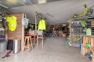 <strong>Handelpand van 246m² te koop in Meerhout</strong><br /><br />Op een strategische ligging in het centrum van Meerhout, vinden we dit handelspand. Dankzij de uitstekende zichtbaarheid en passage is dit een ideale locatie voor kantoren, diensten of detailhandel. Alle voorzieningen zoals winkels, horeca, scholen en openbaar vervoer bevinden zich op wandelafstand.<br /><br />Bij het betreden van het handelspand kom je terecht in een ruime toonzaal met aan de inkom een afzonderlijke bureauruimte met berging. Verder bevindt zich nog een grote, multifunctionele ruimte die volledig naar eigen wens kan worden ingericht. Aan de achterzijde van het pand is een automatische garagepoort aanwezig, bereikbaar via de Molenstraat. Deze biedt een praktische toegang voor leveringen en laden en lossen.<br /><br />De centrale verwarming werkt op aardgas. Bovendien beschikt het pand over een gunstig EPC met energielabel B.<br /><br />Kortom, dit handelspand biedt een mooie kans voor wie op zoek is naar een commercieel pand op een centrale ligging in Meerhout. Dankzij de ruime indeling, de praktische achtertoegang en de gunstige ligging vormt dit pand de ideale uitvalsbasis voor diverse handelsactiviteiten.<br /><br />Spreekt dit handelspand jullie aan? Contacteer ons via info@bosmanvastgoed.be voor meer info of een bezoek ter plaatse. Wij helpen jullie graag verder!