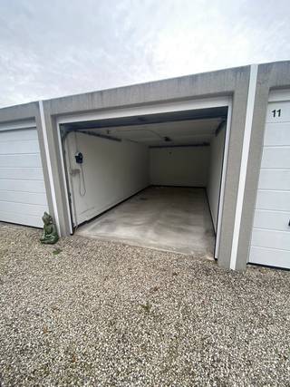 Op zoek naar een oplossing voor parkeerprobleem? Deze ruime garagebox met elektrische poort is gelegen in het centrum van Oostkamp, vlakbij...