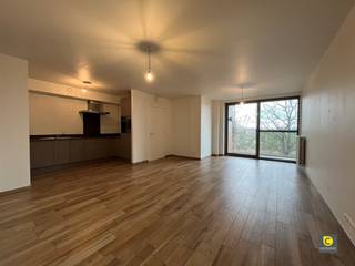 <p><span> </span></p><p><span>Modern 2 slaapkamer appartement met ruim terras en autostaanplaats</span></p><p><span>Dit appartement op de derde verdieping, in een gebouw met lift, heeft een zeer centrale ligging. </span></p><p><span>Van hieruit bent u op wandelafstand van verscheidene winkels, supermarkten, parken en scholen. Ook belangrijke invalswegen en het openbaar vervoer zijn in de directe omgeving terug te vinden.</span></p><p><span> </span></p><p><span>Dit appartement heeft volgende indeling:</span></p><p><span> </span></p><p><span>Inkomhal:</span></p><p><span>U betreedt het appartement via de inkomhal op tegels met parketlook, die nagenoeg doorheen het gehele appartement is doorgetrokken. </span></p><p><span>Deze hal is voorzien van een videofoon en biedt voldoende plaats om een vestiaire in te richten. </span></p><p><span>Aanpalend is een aparte berging terug te vinden met aansluitingen voor wasmachine en droogkast.</span></p><p><span> </span></p><p><span>Leefruimte &amp; keuken:</span></p><p><span>De woonkamer (30m²) geniet van natuurlijke lichtinval dankzij de grote schuiframen en biedt toegang tot het overdekte terras. </span></p><p><span>De open keuken is volledig geïnstalleerd en voorzien van een keramisch kookvuur, oven, koelkast met vriesvak, spoelbak en vaatwasser. </span></p><p><span> </span></p><p><span>Slaapkamers &amp; badkamer:</span></p><p><span>Via de nachthal heeft u toegang tot beide slaapkamers en badkamer.</span></p><p><span>Beide slaapkamers (9,5m² &amp; 13m²) geven toegang tot het overdekte terras. </span></p><p><span>De badkamer is voorzien van een ligbad met douchecombinatie, dubbele lavabo met bijhorend meubel en toilet.</span></p><p><span> </span></p><p><span>Terras:</span></p><p><span>Het overdekte, oost-georiënteerde terras strekt zich uit over de hele breedte van het appartement en biedt voldoende plaats voor een tafel en enkele stoelen.</span></p><p><span>Hierop kan u van de zon genieten en gasten ontvangen.</span></p><p><span> </span></p><p><span>Ondergrondse autostaanplaats:</span></p><p><span>Een ondergrondse autostaanplaats is verplicht mee aan te kopen aan €25.000.</span></p><p><span>Deze valt gemakkelijk te betreden via de ingang van het ondergrondse garagecomplex, die naast het gebouw is gelegen. </span></p><p><span>Uiteraard kan u vanuit de ondergrondse garage rechtstreeks uw appartement bereiken. </span></p><p><span> </span></p><p><span>Extra Troeven:</span></p><p><span>- Zonnig en ruim terras</span></p><p><span>- Individuele meters</span></p><p><span>- EK conform</span></p><p><span>- Instapklaar</span></p><p><span>- Passief ventilatiesysteem</span></p><p><span>- Gunstig EPC</span></p><p><span>- Mobiscore van 9,1/10</span></p><p><span> </span></p>