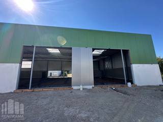 Nieuwbouw KMO-unit te koop met een oppervlakte van 218 m² en 2 privatieve parkeerplaatsen.<br />De lood maakt deel uit van “Luna”, een gloednieuw KMO-project bestaande uit 13 diverse multifunctionele units vanaf 204 m² tot 213 m² (samenvoegbaar tot grotere oppervlaktes). Deze ontwikkeling ligt nabij de E403/A17-snelweg, die Kortrijk met Brugge verbindt – een absolute toplocatie voor ondernemers die belang hechten aan bereikbaarheid in een bedrijvige regio.<br /><br />De casco magazijnruimtes (brandklasse C) zijn opgebouwd uit een duurzame staalstructuur met geïsoleerde beton- en/of sandwichpanelen met afwerkingspaneel. Ze beschikken over een vrije hoogte van 6 meter, wat zorgt voor een optimaal gebruik van de ruimte. Elke unit is standaard uitgerust met een automatische sectionale poort (4 m B x 4,5 m H), een lichtstraat met geïntegreerde RWA-koepel en een slijtvaste polybetonvloer (1T/m²).<br />Aanwezigheid van gedeelde regenwaterputten, fietsenstallingen, een hoogspanningscabine en duidelijke signalisatie. De loodsen zijn ideaal voor uiteenlopende doeleinden zoals atelier, opslag en distributie.<br />Per unit zijn minstens twee privatieve parkeerplaatsen voorzien.<br />oorziene oplevering Q4-2026.<br />Grijp nu je kans en investeer in een toekomstgerichte werkomgeving op een toplocatie!<br /><br />Contacteer PANORAMA B2B voor bijkomende (technische) inlichtingen, plannen of een vrijblijvend plaatsbezoek 056 222 562.