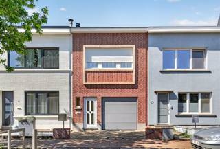 <p><span>In de </span><span>Mattheus Corvensstraat</span><span>, een rustige straat in een </span><span>bruisende wijk in Deurne</span><span>, vinden we deze </span><span>charmante woning</span><span> te koop. Het </span><span>groendomein Rivierenhof</span><span>, alsook tal van winkels, openbaar vervoer, scholen en invalswegen vind je in de nabije omgeving. </span></p><p><span> </span></p><p><span>Het huis heeft een </span><span>bewoonbare oppervlakte</span><span> van zo'n </span><span>131m² </span><span>, een </span><span>zeer mooie aangelegde tuin van ca. 70m²</span><span>, een </span><span>grote garage</span><span> en </span><span>2 ruime slaapkamers.</span></p><p><span> </span></p><p><span> </span></p><p><span>Indeling</span></p><p><span> </span></p><p><span>Kelder:</span></p><ul><li><span>Grote Kelder</span></li><li><span>Wasruimte</span></li><li><span>Berging</span></li><li><span>Kruipkelder</span></li></ul><p><span> </span></p><p><span> </span></p><p><span>Gelijkvloers:</span></p><ul><li><span>Oprit met parkeerplek </span></li><li><span>Inkomhal</span></li><li><span>Grote garage</span></li><li><span>Volwaardige slaapkamer</span></li><li><span>Volwaardige slaapkamer met apart toilet</span></li></ul><p><span> </span></p><p><span> </span></p><p><span>Eerste verdieping:</span></p><ul><li><span>Traphal</span></li><li><span>Lichtrijke leefruimte</span></li><li><span>Ruime eetruimte</span></li><li><span>Badkamer met toilet, lavabo en douchekamer</span></li><li><span>Geïnstalleerde keuken</span></li><li><span>Draaitrap naar de tuin</span></li></ul><p><span> </span></p><p><span> </span></p><p><span>Troeven:</span></p><ul><li><span>Rustige ligging in Deurne</span></li><li><span>Garage met sectionale poort op afstandsbediening</span></li><li><span>Mooie aangelegde tuin met hoogwaardige plantensoorten</span></li><li><span>Rolluiken zowel manueel als elektrisch</span></li><li><span>Nieuwe condenserende ketel</span></li></ul><p><span> </span></p><p><span> </span></p><p><span>Ben jij geïnteresseerd in dit huis te koop in Deurne, ben je op zoek naar ander vastgoed, een investering of wens je de waarde van jouw eigendom te kennen? Dan ben je bij BOLT Immo aan het juiste adres! Wij helpen jou graag verder.</span></p><p><span> </span></p>