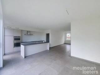 Cette maison moderne et économe en énergie est située dans un nouveau lotissement à Hertsberge. Il s'agit de la maison mitoyenne à gauche. Le lotissement a été réalisé en 2025-2026 et est équipé des techniques les plus récentes offrant un confort de vie contemporain.<br /><br />Au rez-de-chaussée, vous trouverez un hall d'entrée avec toilettes pour invités et lavabo, suivi d'un lumineux espace de vie avec une cuisine ouverte entièrement équipée. La cuisine comprend une plaque à induction, une hotte, deux éviers (grand et petit), un lave-vaisselle intégré, un four à convection et un grand réfrigérateur encastré. <br />À côté de la cuisine se trouve une buanderie spacieuse et fonctionnelle donnant accès à l'avant de la maison.<br /><br />Au premier étage, on trouve un hall de nuit, un WC séparé, trois chambres doubles ainsi qu'une chambre simple, une salle de bain entièrement équipée avec douche à l’italienne, baignoire et double lavabo. Un espace de rangement est également prévu à cet étage.<br /><br />Le salon et la cuisine donnent directement accès au jardin et à la terrasse. Le jardin sera aménagé avec une pelouse et un abri de jardin extérieur.<br /><br />La maison est également équipée de panneaux solaires, du chauffage par le sol et d’une allée privée. <br />La peinture est terminée en finition et des rails pour rideaux ont été installés.<br /><br />Pour une visite, vous pouvez réserver un créneau horaire via notre site web meuleman-loeters.be.