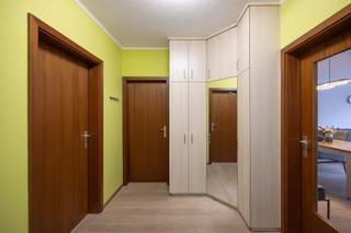 Op zoek naar een comfortabel en zorgeloos appartement op een toplocatie? <br />Dan is dit goed onderhouden en instapklare appartement met 2 slaapkamers precies wat u zoekt.<br /><br />Het energiezuinige appartement geniet van een uitstekende ligging, vlakbij belangrijke invalswegen, openbaar vervoer en alle dagelijkse voorzieningen zoals winkels, scholen en horeca. <br />Ideaal voor wie centraal wil wonen met een vlotte bereikbaarheid. <br />Door de inplanting meer naar achter toe, geniet u van rust, groen én parkeergelegenheid voor de deur.<br /><br />Op eerste verdieping treft u een licht en aangenaam appartement aan met een lumineuze leefruimte, een functionele keuken met aansluitend praktische berging/wasplaats. <br />Verder een verzorgde badkamer met bad/douchecombinatie, apart toilet en twee volwaardige slaapkamers die uitgeven op het zonnige terras.<br /><br />Dankzij het goede onderhoud verkeert het appartement in uitstekende staat, waardoor u zonder bijkomende werken meteen kan verhuizen.<br /><br />Een extra troef zijn de lage algemene kosten, wat dit appartement niet alleen comfortabel maar ook financieel aantrekkelijk maakt — perfect als eigen woonst of als investering.<br /><br />Garagebox, vlot te bereiken via de achterliggende straat en twee praktische kelderbergingen, verplicht mee aan te kopen. <br />( € 20.000)<br />Kortom: een praktisch, goed gelegen en instapklaar appartement dat wooncomfort en bereikbaarheid perfect combineert. Een bezoek meer dan waard!<br />Beschikbaar oktober 2026!