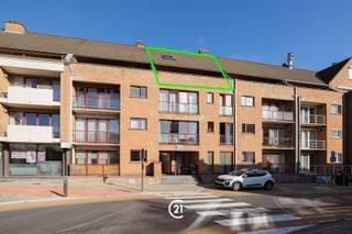 Spacieux appartement en duplex avec 1 chambre, très lumineux et doté d'une belle terrasse. Cuisine équipée, salle de bains avec douche et jardin commun ; ascenseur dans l'immeuble. Capacité d'accueil : 2 personnes maximum. Caution de 3 mois. Loyer : 750 € + 50 € de charges. (Les charges concernent principalement la consommation d'eau à usage privé, ainsi que l'entretien commun de l'immeuble, de l'ascenseur et le ménage. Prochaine visite libre : mercredi 30 septembre à 19 h sur place. Immeuble calme. Caution de 3 mois demandée.)