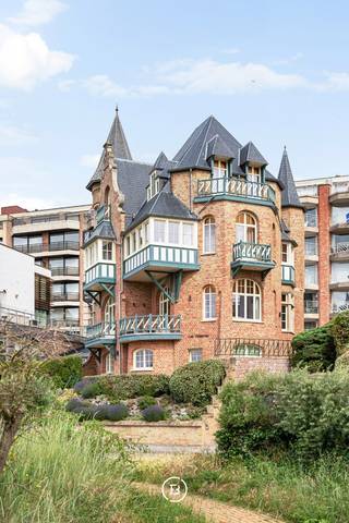 A rare heritage property on one of the most discreet and sought-after avenues in Duinbergen. Offering 133 m² of living space, the apartment unfolds over two levels within a building where authenticity and refinement come together in perfect harmony. This intimate residence is situated on the tranquil Bergdreef, surrounded by greenery and within walking distance of the sea and beach.<br /><br />The living area extends across the first floor and is bathed in natural light thanks to its generous windows. Adjacent to the living space is a south-facing terrace with open views over the surrounding greenery.<br />The apartment features three bedrooms and two bathrooms, making it equally suited as a stylish primary residence or a refined second home by the sea.<br /><br />The architectural character of the building, combined with the warm and timeless atmosphere of the interior, makes this property a truly exceptional offering within the residential market of Duinbergen.