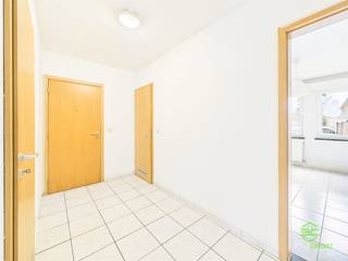 Te midden in Brustem vinden we dit instapklaar appartement op de gelijkvloerse verdieping van een goed onderhouden residentie. Betreden doen we in de...