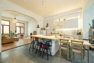 Zoek je een sfeervol appartement in een kleinschalig gebouw waar je zo in kan? Dan zit je hier op het gelijkvloers goed. Denk:...