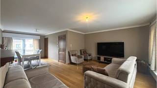 Comfortabele Bel-etage woning met 3 slaapkamers,  GARAGE voor 2 wagens, TERRAS en TUIN, uitstekend gelegen in een een rustige en aangename woonwijk in de rand van Brugge. De woonst heeft bovendien een heel vlotte verbinding naar de ring ( R30 ) en het centrum van Brugge.   **  + Uitstekende mobiscore  9 op 10!  **  + Thans verhuurd e dus ook interessant als vastgoedinvestering  **    **  Omvat een inkom, garage met plaats voor 2 wagens, living, ingerichte keuken, 2 bergingen, 3 slaapkamers, badkamer met ligbad douche combi, terras en tuin.  **  Dit pand is onderhevig aan de renovatieplicht van residentieel vastgoed opgelegd door de Vlaamse overheid.  Vastgoedinformatie in aanvraag.  **  #vastgoedinvestering #leukwonen #brugge  **    **  Bruikbare vloeroppervlakte  125 m²  **  Totale grondoppervlakte  _ _ _ m²