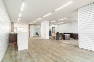 Unieke opportuniteit op de Zeedijk van Oostende! Dit te renoveren handelspand met een bruikbare oppervlakte van 345 m³ biedt tal van mogelijkheden voor ondernemers en investeerders. Gelegen op een absolute toplocatie, vlak aan zee en met zicht op de promenade, geniet u hier van een constante passage van zowel toeristen als lokale bewoners. Het pand is geschikt voor alle doeleinden: horeca, detailhandel, kantoor of vrij beroep. Dankzij de royale oppervlakte kan het pand volledig worden ingericht naar eigen wens en aangepast aan de noden van uw activiteit. De hoge zichtbaarheid en centrale ligging maken dit een ideale uitvalsbasis om een zaak met toekomst uit te bouwen. Dit is dé kans om uw ondernemersdroom waar te maken op een van de meest gegeerde locaties aan de Belgische kust. Een renovatie biedt bovendien de mogelijkheid om dit pand volledig te moderniseren en te transformeren tot een hedendaagse handelsruimte met maximale uitstraling. Mis deze unieke investering niet! Er hoort tevens een garage bij het pand!