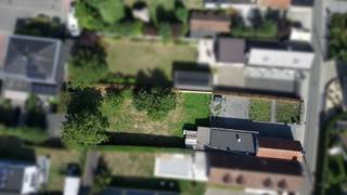 Een halfopen bebouwing in een rustige straat vlakbij centrum Zulte.<br />Op wandelafstand van handelszaken en openbaar vervoer.<br /><br />De woning is toe aan een totaalrenovatie (of afbraak).<br />Indeling op heden: Op het gelijkvloers bevindt zich de living, slaapkamer (of eetplaats), ruime keuken, berging en badkamer met toilet. Op de 1ste verdieping: 2 slaapkamers.<br />Er is ook een garage, tuinberging en grote tuin.<br /><br />Benieuwd naar de mogelijkheden van deze eigendom?<br />Kom gerust eens kijken. Maak uw afspraak via mail naar sylvie@immoroba.be of op 09/388.53.53.