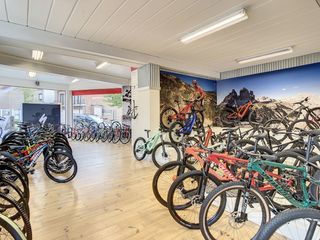 Goed gelegen commerciële ruimte gesitueerd op de gelijkvloerse verdieping.Het handelspand heeft een oppervlakte van 550 m² en bestaat uit een...