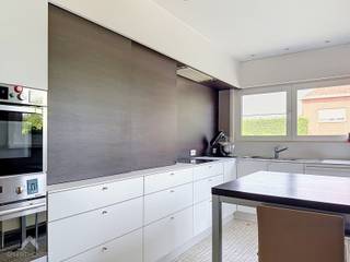 <p>Karaktervolle halfopen woning op een perceel van 490 m², gelegen in een rustige buurt nabij winkels, scholen, openbaar vervoer en autosnelweg. De woning bestaat uit een ruime inkomhal afgewerkt met een stijlvolle parketvloer en parkettrap, een gastentoilet, een zeer lichtrijke en ruime leefruimte met zit- en eethoek en open haard, een volledig geïnstalleerde keuken met ontbijthoek en een gezellig overdekt terras met zicht op de tuin. Een bijzondere troef van deze woning is de volledige onderkeldering, ingericht als tandemgarage, wasruimte, berging en provisiekelder. De kelder is zowel bereikbaar via de inkomhal als via de automatische sectionale poort langs de zij-oprit.</p>
<p>Op de verdieping bevinden zich drie volwaardige slaapkamers en een badkamer uitgerust met een bad/douche, lavabomeubel en toilet. Via een valtrap bereikt u de bergzolder, waar eventueel een extra slaapkamer, hobbyruimte of bureau kan worden ingericht.</p>
<p></p>
<p>Extra troeven:</p>
<ul>
<li>Karaktervolle woning</li>
<li>Perceel van 490 m²</li>
<li>Gezellig overdekt terras met tuinzicht</li>
<li>Halfopen bebouwing</li>
<li>Volledig onderkelderd</li>
<li>Tandemgarage in de kelder voor twee wagens</li>
<li>Rustige en uitstekende ligging nabij het centrum</li>
<li>Toplocatie</li>
</ul>
<p>Deze woning is te koop ZONDER makelaar via het concept van Smart Houses. Wenst u meer informatie of een bezoek? Contacteer rechtstreeks de eigenaar +32485456193</p>