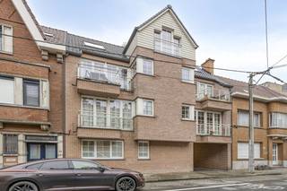 Op zoek naar een waardevaste investering? In de Stationsdreef te Roeselare bieden wij een uitstekend onderhouden appartementsgebouw aan, bestaande uit 6 ruime en kwaliteitsvolle woonunits. Dit pand is tot in de puntjes verzorgd en verkeert in uitstekende staat – ideaal voor wie op zoek is naar zorgeloos vastgoedbeheer.Samenstelling van het gebouw:Gelijkvloers: één appartement met 2 slaapkamers1ste verdieping: twee appartementen met telkens 2 slaapkamers2de verdieping: twee appartementen met telkens 2 slaapkamers3de verdieping: een ruime penthouseDaarnaast beschikt het gebouw over 7 garages en 6 private bergingen.Alle entiteiten zijn momenteel volledig verhuurd, wat zorgt voor directe opbrengst en een solide rendement.Het pand wordt verkocht onder aandelen.Interesse of meer info gewenst?Neem gerust contact op met onze beleggingsadviseur. Wij helpen je graag verder met alle details en begeleiden je in deze rendabele investering.