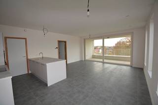 Parkresidentie Stadsterras omvat energiezuinige nieuwbouwappartementen gelegen op een absolute toplocatie, vlak aan Mortsel Terminus en het winkelcentrum, maar wel zeer rustig gelegen in het parkgebied Oude God! In deze fase worden er 67 appartementen verkocht, verdeeld over 3 moderne gebouwen, die allen beantwoorden aan de hoogste eisen op vlak van energiezuinigheid en comfortabel wonen! Appartementen met 1 slk van 54 m²; 2 slk appartementen van 92 m² tot 114 m² en 3 slk appartementen van 116 m² tot 139 m², allen voorzien van ruime, zonnige terrassen; grote glaspartijen; kwalitatieve akoestische en thermische isolatie (maximum E-peil 30); ventilatiesysteem type D; individuele zonnepanelen; vloerverwarming; enz. Deze appartementen hebben via ruime personenliften rechtstreeks toegang tot de ondergrondse parkings, fietsenstallingen en kelderbergingen. De appartementen zijn reeds volledig geschilderd en onmiddellijk beschikbaar. Reeds 80 % verkocht! Kijk op www.immopatio.be voor meer informatie en grondplannen of contacteer ons voor een vrijblijvende informatiebrochure of een bezoek aan het modelappartement.<br /> 