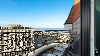 <span>Uitzonderlijke penthouse met een unieke gevelbreedte van wel 12meter met hoogwaardige afwerking en panoramisch zeezicht in de standingvolle residentie "Plaza" op het Albertplein (Place m'as tu vu). <br />Grote terrassen, zuid-west oriëntatie, zeezicht &amp; zicht op het hinterland! <br /><br />Indeling: inkomhal met vestiaire en toilet. Grote leefruimte uitgevend op groot terras met zeezicht en zicht over het Zoute (zuid-west-oriëntatie). Volledig ingerichte open keuken. Praktische berging. Gastentoilet.<br />Er zijn 3 grote slaapkamers allen goed voor een dubbel bed en uitgerust met inbouw kleerkasten. De kamers geven allen uit op een 2de ruim terras achteraan met plaats voor een grote eettafel met ver zicht op het Zoute. Hoofdslaapkamer met bijhorende badkamer (ligbad, douche en dubbele lavabo, toilet). Tweede en derde slaapkamer élk met bijhorende douchekamer en toilet. <br />Private kelder en fietsenlokaal in de residentie. Hoge afwerkingsgraad. De voorgevel en inkom van de residentie werd zopas hoogwaardig vernieuwd in 2025. Airconditioning en alarmsysteem zijn aanwezig.<br />Mogelijkheid tot aankoop en/of huren van een garagebox nabij het plein. </span>