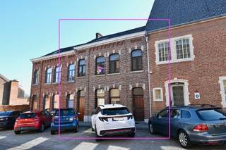 ***NIEUWE PRIJS***Deze ruime en charmante woning is ideaal gelegen in het centrum van Landen, op wandelafstand van het station, bushaltes, scholen, apotheek en het commercieel centrum. Dankzij deze topligging geniet u van alle voorzieningen binnen handbereik, zonder in te boeten aan rust. De centrale ligging zorgt voor een topverbinding met de E40 richting Luik en Brussel. <br /><br />Ondanks de gesloten bebouwing beschikt de woning over een doorgang van de straatzijde naar de tuinzijde, wat een extra praktisch comfort biedt. De woning is bovendien volledig onderkelderd, wat heel wat extra bergruimte creëert.<br /><br />Bij het betreden van de woning komt u in een inkomhal met trap die leidt naar de bovenverdiepingen. De ruime leefruimte straalt karakter uit dankzij het parket en de hoge plafonds, wat zich uit in een aangenaam en lichtrijk gevoel. Aansluitend is er een bureau met zicht op de rustige tuin, ideaal voor thuiswerk of als leeshoek.<br /><br />De keuken is praktisch ingericht en uitgerust met een grote oven, ingebouwde koelkast en een keramische kookplaat, met directe aansluiting naar het terras — perfect voor gezellige momenten buiten. Op het gelijkvloers bevindt zich eveneens de badkamer, voorzien van een douche, lavabomeubel en toilet.<br /><br />Op de eerste verdieping bevinden zich een nachthal en drie ruime slaapkamers, opnieuw met hoge plafonds die het ruimtegevoel versterken. Via een vaste trap bereikt u op de bovenste verdieping een vierde grote op te knappen slaapkamer onder een gerenoveerd dak, uitgerust met twee dakramen. <br /><br />De woning beschikt over een rustige stadstuin, een echte meerwaarde in het stadscentrum.<br /><br />Troeven op een rij:
<ul>
<li><span>Ruime woning met veel potentieel</span></li>
<li><span>Centrale ligging in Landen</span></li>
<li><span>Nabij station, openbaar vervoer, scholen en winkels</span></li>
<li><span>Aparte doorgang van straat naar rustige tuin</span></li>
<li><span>Volledig onderkelderd</span></li>
<li><span>Grote zolder met uitbreidingsmogelijkheden</span></li>
</ul>
Een woning met karakter, ruimte en een uitstekende ligging — absoluut een bezoek waard! Bel ons snel op 011 70 70 19.