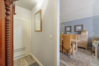 <p>Dit aangename gelijkvloers appartement is gelegen aan de Steenweg op Zevendonk 53 in Turnhout, op korte afstand van het centrum. Dankzij de ligging zijn winkels, scholen en andere voorzieningen vlot bereikbaar en geniet u bovendien van een uitstekende bereikbaarheid.<br /><br />Via de inkomhal, met handige bergruimte, bereikt u de lichtrijke leefruimte. Deze sluit mooi aan op de volledig uitgeruste open keuken. Verder beschikt het appartement over een apart toilet. De badkamer is uitgerust met een ligbad, lavabo en badkamermeubel. Daarnaast zijn er twee comfortabele slaapkamers, die beide praktisch kunnen worden ingericht.<br /><br />Vanuit de leefruimte heeft u toegang tot de noordoostgerichte tuin met gezellig terras, een fijne plek om buiten te genieten. De tuin biedt bovendien rechtstreeks toegang tot de private garagebox, wat zorgt voor extra comfort en praktische parkeergelegenheid. Garagebox verplicht mee aan te kopen voor 30.000 euro.<br /><br />Met een EPC-label B is het appartement energiezuinig en is er geen renovatieverplichting van toepassing.<br /><br />• Gelijkvloers appartement van 88 m²<br />• Noordoostgerichte tuin met terras<br />• Rechtstreekse toegang tot private garagebox<br />• EPC-label B, geen renovatieverplichting<br />• Uitstekende bereikbaarheid nabij het centrum</p>