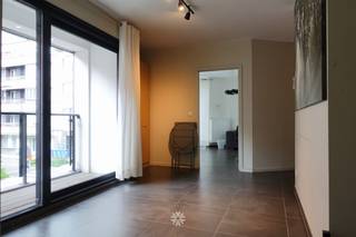 <p><span>GENT - Smidsestraat 163: Ben je op zoek naar een </span><span>lichtrijk, instapklaar gemeubeld appartement op een uitstekende locatie </span><span>te huur in Gent? Dan is dit pand mogelijk iets voor jou.</span></p><p><span> </span></p><p><span>De voornaamste troeven:</span></p><ul><li><span>Bemeubeld (zoals op de foto's) </span></li><li><span>Rustig en centraal gelegen, goed bereikbaar en op fietsafstand van het Sint-Pieters Station</span></li><li><span>Gunstig EPC </span></li><li><span>Contract tot 31/08/2027</span></li></ul><p><span> </span></p><p><span>Indeling:</span><span> </span></p><p><span>Inkomhal, leefruimte en eetkamer met terras, volledig geïnstalleerde keuken met aansluitend een berging, badkamer (lavabo en douche), slaapkamer, afzonderlijk toilet.</span></p><p><span> </span></p><p><span>Belangrijke informatie:</span></p><p><span>Beschikbaar vanaf: heden. Domicilie verplicht. </span><span>Contract tot 31/08/2027.</span></p><p><span> </span></p><p><span>Huurprijs: € 900 + €120 algemene kosten. EGW afzonderlijk af te rekenen. </span></p><p><span> </span></p><p><span>Interesse in dit tof appartement? Vraag dan snel jouw bezoek aan via onze website!</span></p><p><span> </span></p>