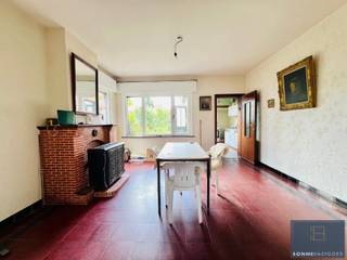 Deze woning met bijgebouw is gelegen in een rustige straat op centrale ligging.<br /><br />Z’n mobiscore van 8,8/10 dankt de woning aan de nabijheid van scholen, buurtwinkels, bakkers, slagers, … op wandel-/fietsafstand. Daarnaast is het centrum van Brugge vlakbij en vlot bereikbaar o.a. via het openbaar vervoer.<br /><br />De woning werd doorheen de voorbije jaren GERENOVEERD MET BEHOUD VAN KARAKTER met nieuwe leidingen (gas, water en elektriciteit), aluminium ramen, geïsoleerde spouwen, de goedgekeurde elektriciteit, 18cm dakisolatie, vernieuwd plat dak, nieuwe carport,… .<br /><br />Indeling:<br />Gelijkvloers: inkom, leefruimte (40m²) met zithoek (haard) en eetplaats, keuken, apart toilet, wasplaats en achterdeur. <br />Eerste verdieping: 2 grote slaapkamers (16 en 13,5m²), badkamer (douche, lavabo en toilet) en vaste trap naar tweede verdieping. Vloeren: massief eiken parket. <br />Tweede verdieping: grote derde slaapkamer en berging.<br />Zolder: bergzolder.<br /><br />Vloeren: massief eiken parket en tegelvloeren. <br /><br />Buiten: carport, zuidgerichte achtertuin, terras en bijgebouw/werkplaats (met 3x380V elektriciteit - ideaal voor machines,..).<br /><br />Er is zowel een regenwaterput als een boorput voorzien.<br /><br />Van deze rustig gelegen halfopen bebouwing met zongerichte tuin uw nieuwe thuis maken?<br /><br />Contacteer Bonne Vastgoed 7 op 7 voor meer info via 050/73.73.73 of info@bonnevastgoed.be