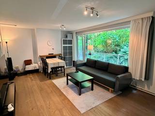 <p>Dit instapklare appartement bevindt zich aan de rustige achterzijde van een verzorgd gebouw, op wandelafstand van Imec, het Arenbergpark, openbaar vervoer, scholen en winkels.<br />Bij het betreden van het appartement komt u in de inkomhal met gastentoilet en praktische bergruimte voorzien van aansluitingen voor een wasmachine en droogkast. De lichtrijke leefruimte geeft rechtstreeks toegang tot het aangename terras. Aansluitend bevindt zich de volledig ingerichte keuken, uitgerust met kwalitatieve toestellen.<br />Verder beschikt het appartement over een ruime slaapkamer en een verzorgde badkamer met lavabomeubel en douche.<br />Op het gelijkvloers zijn een gemeenschappelijke fietsenstalling en een privatieve kelderberging aanwezig.<br />Een inpandige garagebox kan afzonderlijk aangekocht worden voor 25.000 euro.<br />Dit appartement combineert comfort, een uitstekende ligging en een praktische indeling. Dankzij de nabijheid van belangrijke voorzieningen en onderzoekscentrum Imec vormt het niet alleen een ideale woonst, maar ook een interessante investeringsopportuniteit.<br />De reële maandelijkse kost ligt rond de 200,00 euro, waterverbruik en verwarming inbegrepen.</p>