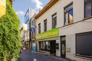 <p><span>Situering<br /><br />Dit ruime en karaktervolle handelshuis is gelegen in de Nieuwstraat 14A, pal in het bruisende centrum van Sint-Niklaas. Dankzij de centrale ligging bevindt het pand zich op wandelafstand van de Grote Markt, winkels, horeca en diverse voorzieningen. De combinatie van een commerciële ligging en een ruime woongelegenheid maakt dit pand bijzonder interessant voor ondernemers, gezinnen en investeerders.<br /><br />Indeling</span></p>
<p><span>Op het gelijkvloers bevindt zich de commerciële ruimte met achteraan de keuken, ideaal voor het uitbaten van een eigen zaak of als handelsruimte. </span><span>De bovenliggende woonst biedt heel wat leefruimte en omvat </span>vier slaapkamers<span>, een </span>badkamer<span> en aangename leefruimtes. Bovendien beschikt de woning over een </span>terras<span>, een mooie extra troef in het centrum van de stad. </span><span>De praktische indeling biedt verschillende mogelijkheden: wonen en werken combineren, de woning als gezinswoning benutten of het pand verder aanwenden als interessante combinatie van handel en wonen.<br /><br />Troeven<br /><br />Toplocatie in het centrum van Sint-Niklaas<br />Terras<br />Interessant voor zelfstandigen, gezinnen en investeerders<br />Op wandelafstand van de Grote Markt, winkels en horeca<br />Een veelzijdig pand met verschillende gebruiksmogelijkheden<br /><br />Voor info en/of bezoek contacteer Andreas 0472/61 00 00</span></p>