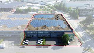 Langs de <strong>Pathoekeweg in Brugge </strong>bevindt zich dit veelzijdige bedrijfscomplex op een totale <strong>grondoppervlakte van 4.890 m²</strong>, bestaande uit een <strong>logistiek magazijn van +/- 2.031 m²</strong>, kantoorruimtes op het gelijkvloers van in totaal 1.160 m² en verschillende kleinere kantoorruimtes op de eerste verdieping van samen +/- 778 m². <br /><br />Het magazijn met een vrije hoogte van 6 m is uitgerust met <strong>2 laadkades en een sectionale poort</strong> en werd opgetrokken in een solide betonnen constructie met een mooie overspanning, een betonnen dak afgewerkt met roofing, polybetonvloer en TL-verlichting.<br /><br />De kantoorruimtes beschikken over een aparte inkomhal met receptie. Via trap of lift bereikt u de kantoren op de eerste verdieping, afgewerkt met een computervloer voor elektriciteit en databekabeling, dubbele isolerende beglazing in aluminium schrijnwerk en een verlaagd plafond met geïntegreerde LED-verlichting en airco units. Er zijn verschillende sanitaire- en eetruimtes aanwezig.<br />Het gebouw beschikt over alle nodige nutsvoorzieningen, waaronder drijfkracht, stadswater, telefonie, internet en airconditioning in de kantoren. +/- 25 parkeerplaatsen op de site.<br /><br />Dankzij de strategische ligging op industriezone Herdersbrug geniet het pand van een uitstekende bereikbaarheid via de Expresweg Brugge en de belangrijke verkeersassen E40, E403 en A11.<br /><br />EPC attesten : 20250113-0003475074-GD<br />20250113-0003474399-KNR<br />20250113-0003475066-KNR<br />20250113-0003475162-KNR<br />20250113-0003475235-KNR<br />20250113-0003475272-KNR<br /><br />Contacteer <strong>PANORAMA B2B</strong> voor meer inlichtingen, plannen of een vrijblijvend plaatsbezoek via <strong>0479 70 70 73</strong>.