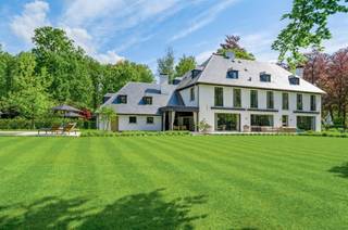 Deze zeer ruime villa is gelegen op een AAA locatie te Brasschaat VriesdonkDe villa werd zeer recent (2021) volledig gerenoveerd en is zowel op...