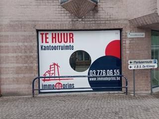 Handelspand te Sint-Gillis-WaasOp de hoek van de Herenstraat en de Kronenhoekstraat bevindt zich dit gezellige opgefriste handelspand. Het handelspand bestaat uit een commerciële ruimte, een afzonderlijk toilet met lavabo, een eetplaats en keuken. De keuken is uitgerust met een dampkap, oven en diepvriezer Daarnaast is er nog een koertje dat gemeenschappelijk gebruikt wordt met de buren. Dit handelspand is ideaal voor de uitbating van een winkel of als kantoorruimte in de mooie gemeente Sint-Gillis-Waas. Geen nachtwinkel ,geen kapper of geen horeca .