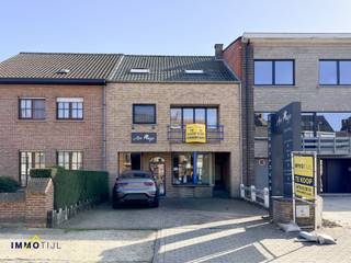 <p>Dit uniek gebouw biedt de perfecte combinatie van een instapklaar appartement en een ruime, functionele handelsruimte met tal van mogelijkheden, ideaal voor wie wonen en werken wil combineren! <strong>Beide delen hebben bovendien een afzonderlijke ingang.</strong></p>
<p>Op het gelijkvloers bevindt zich de handelsruimte, momenteel ingericht als kapsalon, schoonheidsinstituut en wellnessgedeelte. De ruimte beschikt over een verzorgd onthaal, meerdere toiletten en een volledig uitgeruste wellnesszone met sauna, douche en massageruimte. Het is ook ideaal voor investeerders, aangezien de huidige bewoonster met haar goed draaiende zaak graag wil blijven<strong>.</strong> De EPC-score van de handelsruimte bedraagt label C met een oppervlakte van c.a 159m².</p>
<p>De eerste en tweede verdieping vormen samen een aangenaam, licht en praktisch ingericht appartement van c.a 120m². Via een <strong>aparte inkomhal</strong> met gastentoilet komt men in de gezellige woonkamer met eetplaats en uitgeruste keuken, aansluitend op een handige berging/wasplaats. Op de bovenste verdieping bevinden zich <strong>drie comfortabele slaapkamers</strong>, apart toilet en een ruime badkamer met ligbad, lavabo en douche. De EPC-score van het appartement bedraagt 253kWh/m², label C. Neem alvast een kijkje via de virtuele rondleiding!</p>
<p>Achteraan geniet men van een <strong>zuidgerichte tuin met terras.<br /><br /></strong>Dankzij de <strong>verzorgde afwerking en de praktische indeling</strong> is dit pand bijzonder geschikt als werk- en woonplek. Bovendien zijn er voor het gebouw <strong>voldoende parkeermogelijkheden</strong>, wat zowel voor klanten als medewerkers een groot voordeel is.</p>
<p>Gelegen op wandelafstand van het centrum met scholen, winkels en met een vlotte verbinding naar nabijgelegen steden zoals Aalst en Denderleeuw. Ook de bereikbaarheid met de wagen en het openbaar vervoer is uitstekend.</p>
<p></p>
<p>Voor meer informatie of een bezoek, contacteer <strong>Nadia</strong> via <strong>0486 79 73 19</strong> of <strong>nadia@immotijl.be.</strong></p>