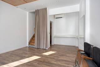 <strong>Woning met opslagruimte / kleine werkruimte op het gelijkvloers op de Troonplaats in Antwerpen.</strong><br /><br /><strong>Omschrijving:</strong><br />Gelegen op een levendige en aantrekkelijke locatie aan de Troonplaats in Antwerpen, deze woning biedt een aangename combinatie van ruime leefruimtes en praktische bergruimte.<br /><br />Het gelijkvloers beschikt over een opslagruimte / kleine werkruimte met ingemaakte kasten, een apart toilet en handenwasser. Deze ruimte is <strong>ideaal voor stockage, hobby's of het uitoefenen van een niet-commerciële activiteit</strong>. Vanuit de opslagruimte is er tevens toegang tot de kelder. <br />Op het eerste verdiep, <strong>ruime keuken</strong> met aansluitende eetkamer, een praktische wasplaats en een balkon.<br />Op de tweede verdieping vinden we de woonkamer en de badkamer met douche.<br />En tenslotte, een <strong>volledig ingerichte zolder als slaapkamer.</strong><br /><br /><strong>Ligging:</strong><br />Gelegen aan de Troonplaats in Antwerpen, een levendige en populaire buurt met een <strong>aangename mix van residentiële bebouwing, winkels, horeca en lokale handelszaken. </strong>De omgeving biedt een gezellige dynamiek en is dankzij de <strong>centrale ligging vlot bereikbaar.</strong> Vlak aan openbaar vervoer, vélostations en belangrijkste verbindingswegen!
