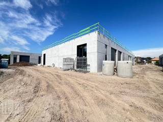Kwaliteitsvolle nieuwbouw KMO-unit met een oppervlakte van 120 m². De unit maakt deel uit van een nieuw KMO-project "<strong>Saros-park</strong>" bestaande uit 25 KMO-units te koop met oppervlaktes tussen 90 m² en 184 m² (eventueel samen te voegen tot grotere entiteiten), het park biedt een moderne en duurzame infrastructuur.<br /><br />De ruimte wordt opgebouwd uit een staalconstructie, in combinatie met een betonplint en geïsoleerde sandwichpanelen. De loodsen zijn toegankelijk via een automatische sectionale poort met afzonderlijke toegangsdeur. Daarnaast is elke unit uitgerust met lichtstraten en een rookluik, polybetonvloer en een geïsoleerd dak. Bij elke unit is tevens <strong>parking </strong>voorzien en de mogelijkheid om extra parkeerplaats aan te kopen.<br /><br />Ideaal voor <strong>opslag, atelier of kleine productie</strong>. Verwachte oplevering Q4 2026. <strong>Reeds 80% verkocht!</strong><br /><br />Heeft u interesse of wenst u graag meer details over dit aanbod? Neem contact op met Gill voor meer info, plannen en lastenboek via het nummer 09 219 90 30.