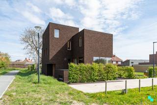 Deze uiterst recente woning (2023) met een bewoonbare oppervlakte van maar liefst 283m² beschikt o.a. over vijf slaapkamers, twee badkamers,...